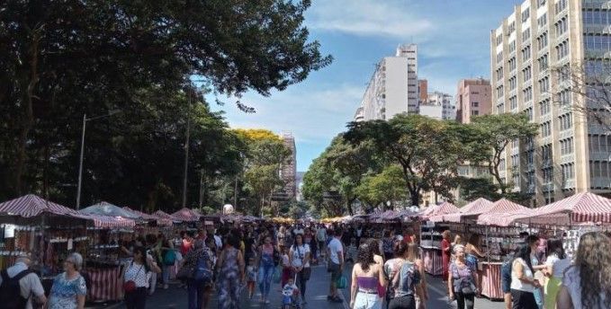 Feira Hippie, na avenida Afonso Pena, em BH 