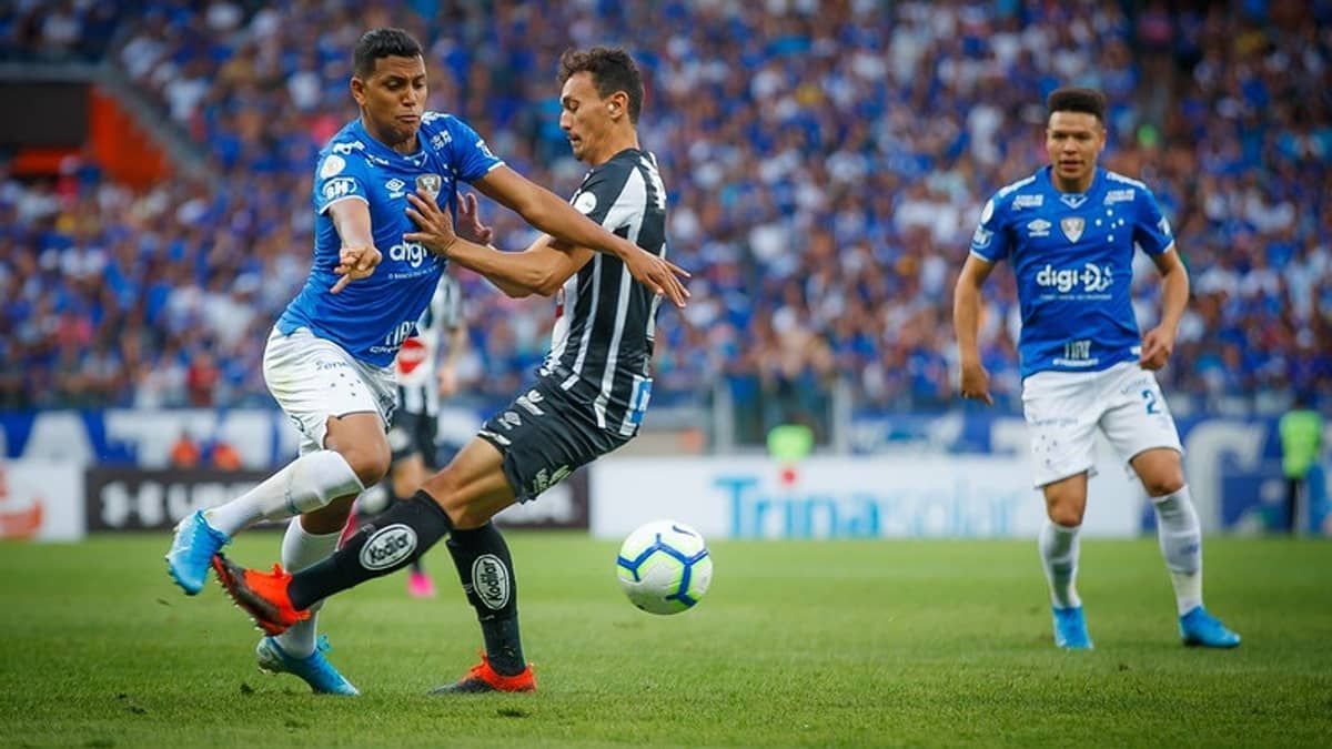 Equilíbrio e rivalidade marcam duelos entre Cruzeiro e Santos; veja números
