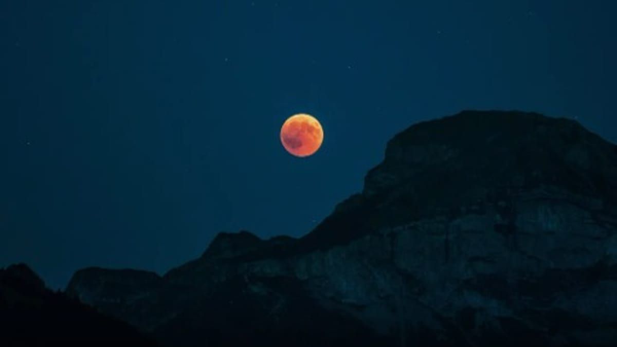 Eclipse lunar parcial terá ápice durante a madrugada desta sexta-feira (28)