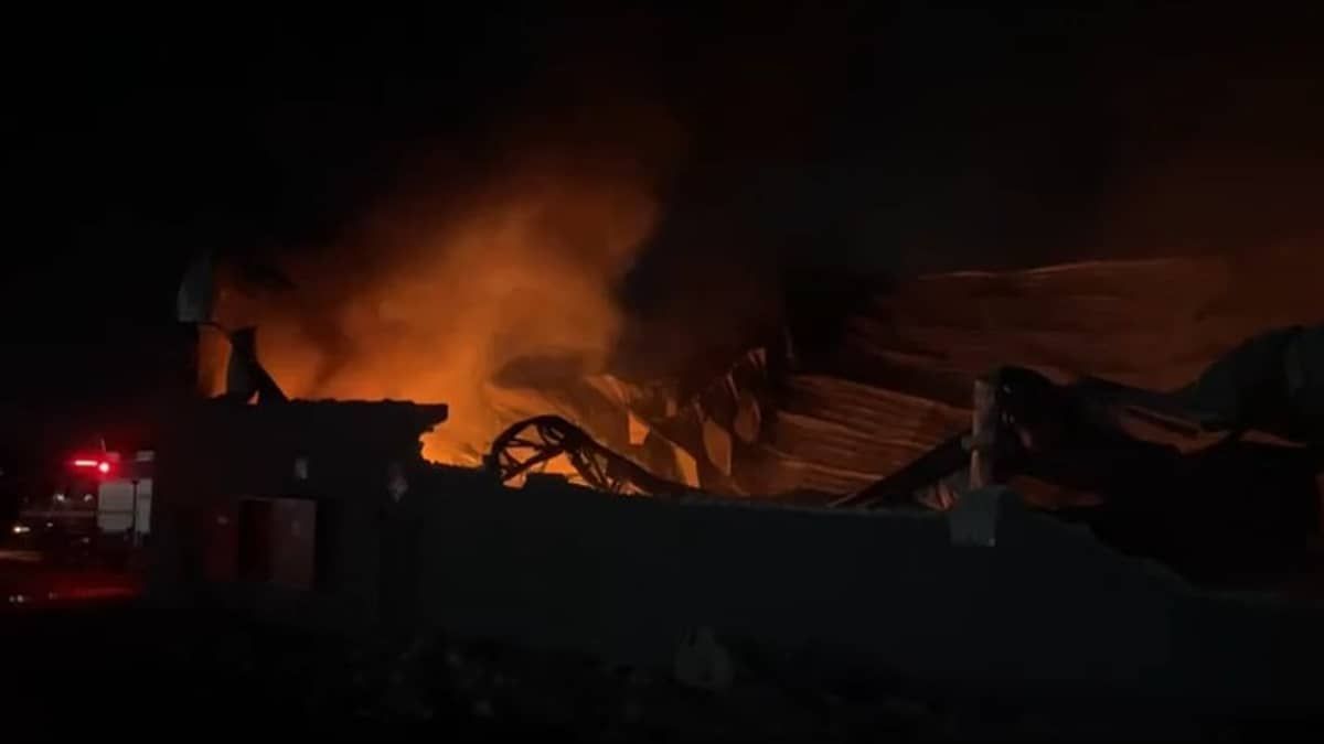 Vídeo: galpão de recicláveis pega fogo em Uberlândia e bombeiros arrombam local para controlar as chamas  