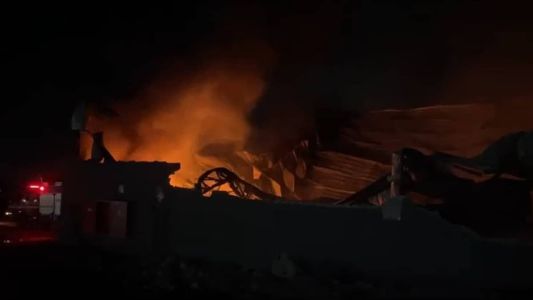 Um caminhão baú ficou completamente destruído e o telhado teve a estrutura comprometida