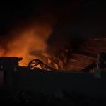Vídeo: galpão de recicláveis pega fogo em Uberlândia e bombeiros arrombam local para controlar as chamas  