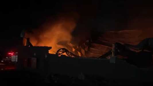 Um caminhão baú ficou completamente destruído e o telhado teve a estrutura comprometida