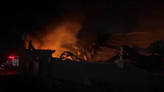 Um caminhão baú ficou completamente destruído e o telhado teve a estrutura comprometida