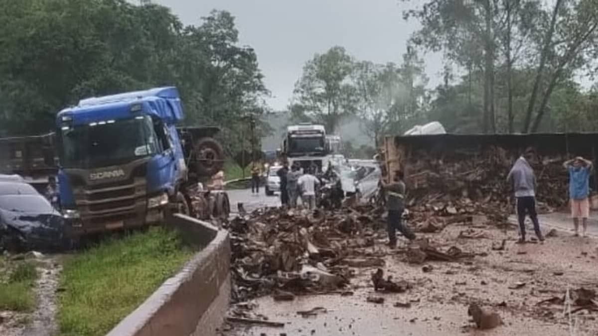 Grave acidente envolvendo carreta interdita totalmente a BR-040, em Itabirito