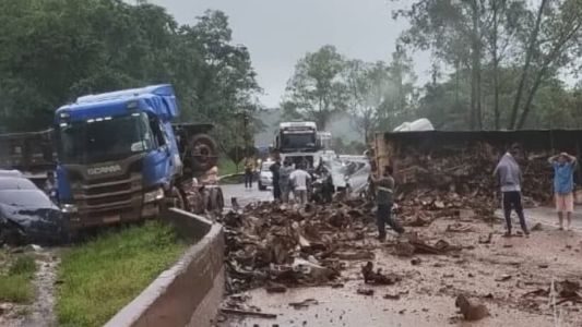 Um caminhão e uma carreta colidiram na BR-040 em Itabirito