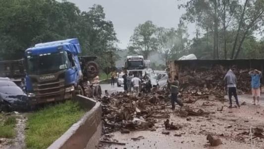 Um caminhão e uma carreta colidiram na BR-040 em Itabirito