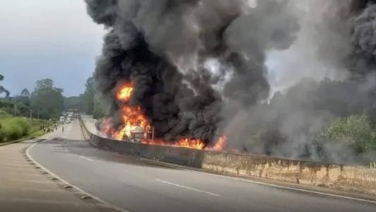 Um caminhão tanque carregado com 44 mil litros de diesel tombou e explodiu na BR-040, em Barbacena