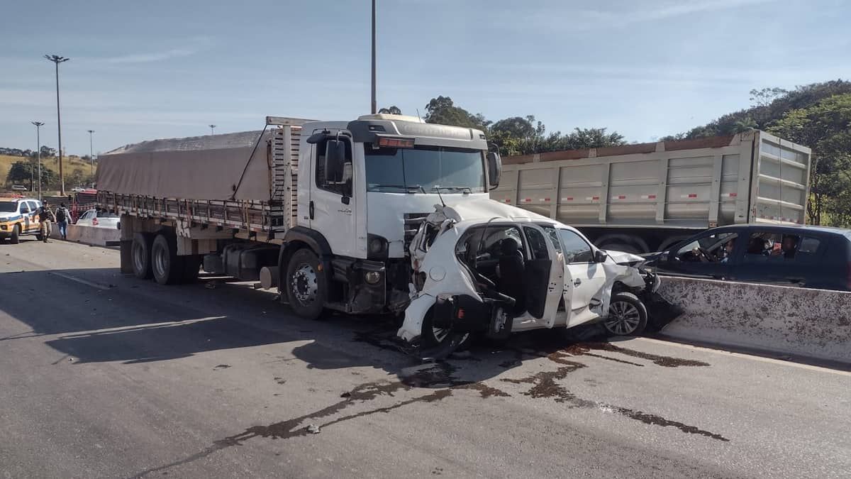 Acidente com múltiplos veículos no Anel Rodoviário deixa feridos; veja imagens