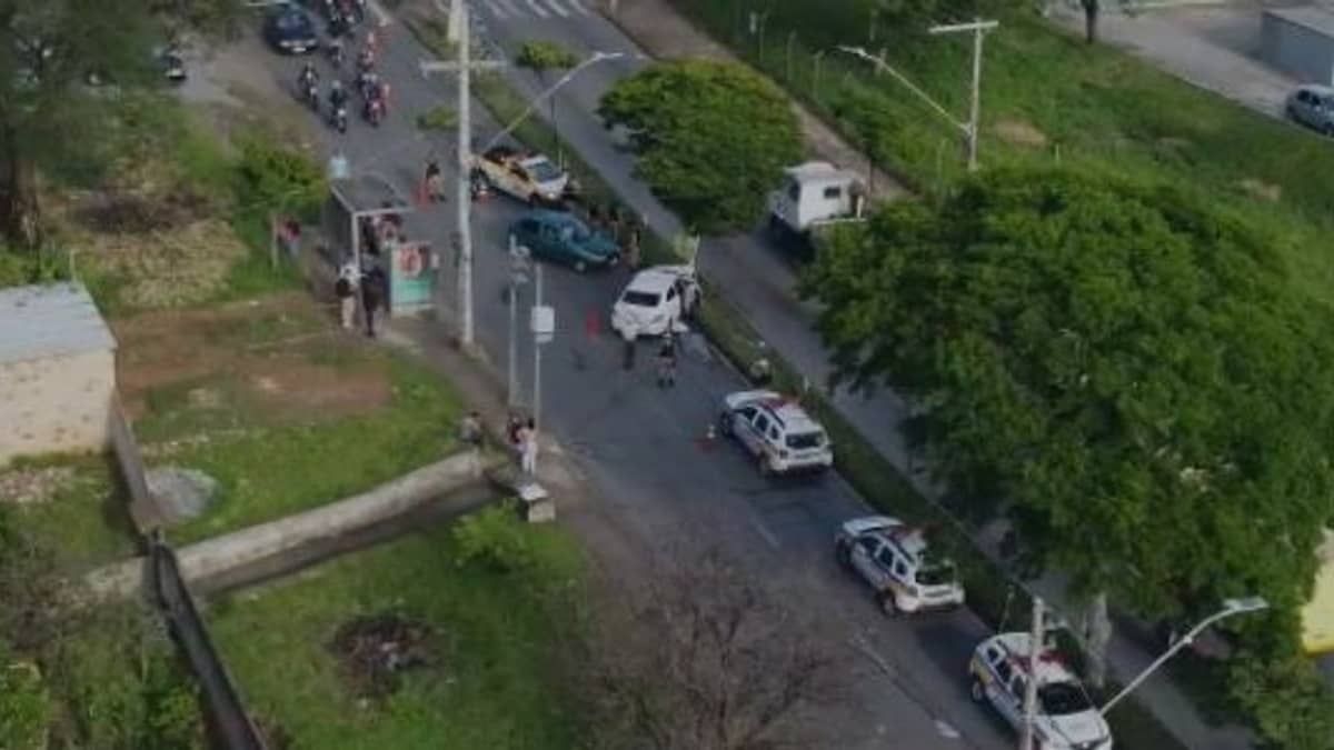 Vídeo: carro bate em árvore, deixa uma pessoa morta e duas feridas na Via do Minério, em Belo Horizonte  