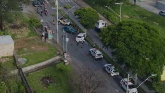 Um carro bateu de frente em uma árvore na manhã desta segunda-feira (10), na altura do bairro Santa Helena, região do Barreiro
