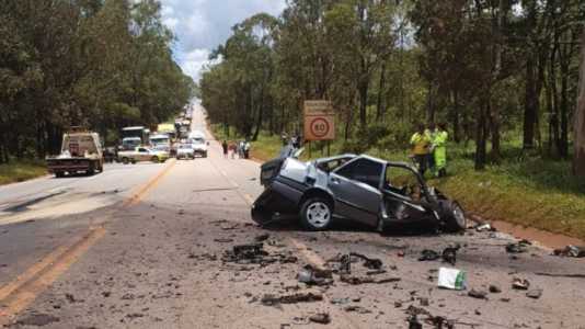 Um carro colidiu de frente com uma carreta e a BR-040 foi interditada até o fim desta tarde