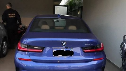 Um carro de luxo foi apreendido pela PF na operação