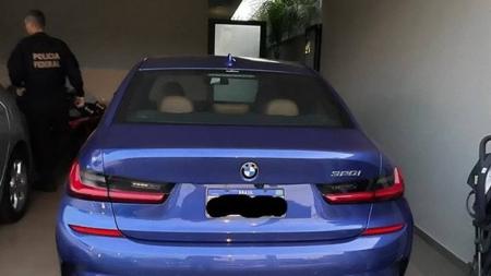 Um carro de luxo foi apreendido pela PF na operação
