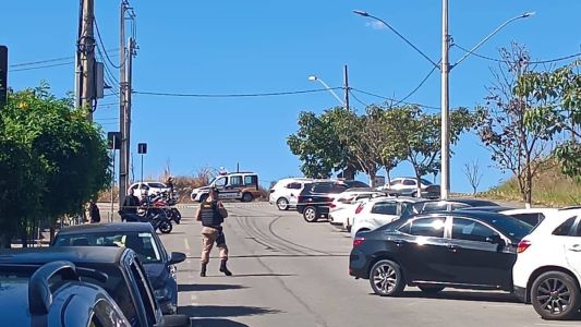 Um carro passou na frente do Fórum e efetuou disparos de arma de fogo