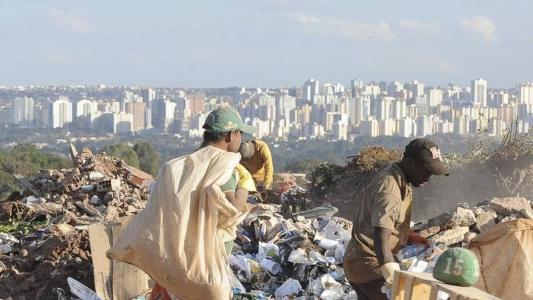 Um catador precisa recolher cerca de 18 mil latas por mês para receber um salário mínimo