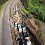 Vídeo: acidente com carretas fecha faixas do sentido Belo Horizonte da BR-040