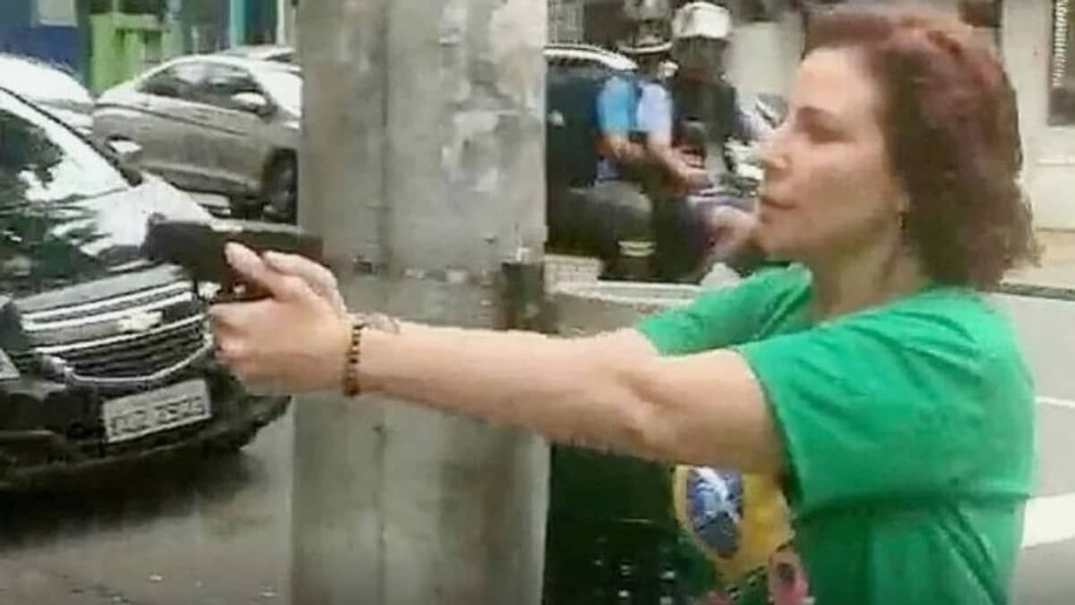 PGR denuncia Zambelli e aponta que deputada não tinha aval para uso de arma de fogo na rua 