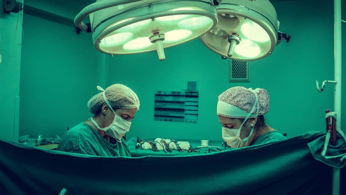 Médica é indiciada pela morte de bebês gêmeos no interior de Minas