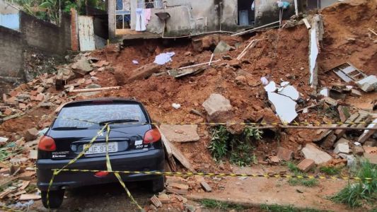 Um dos carros soterrados continua no local nesta manhã