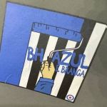 Torcida do Cruzeiro cola adesivos na Arena MRV com provocações ao Atlético