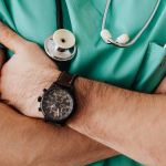 Polícia Federal descobre quadrilha que fraudava documentos e vendia a 'falsos médicos'