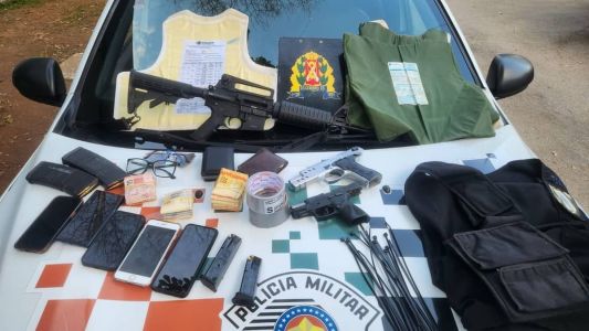 Um fuzil e duas pistolas foram apreendidos pelos PMs