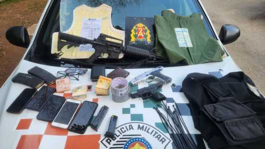 Um fuzil e duas pistolas foram apreendidos pelos PMs