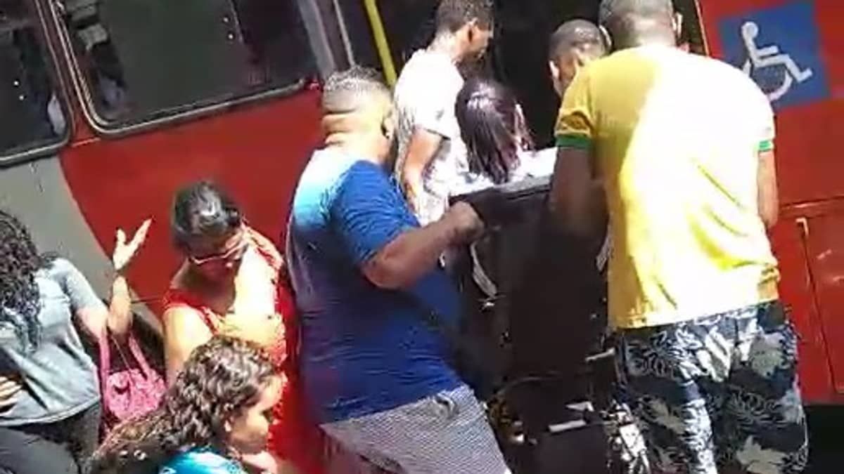 Vídeo: elevador de ônibus não funciona e cadeirante é carregada para entrar em coletivo em BH