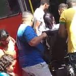 Vídeo: elevador de ônibus não funciona e cadeirante é carregada para entrar em coletivo em BH