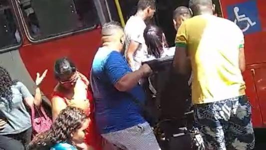 Um grupo de passageiros precisou ajudar a mulher a entrar no ônibus