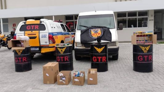 Um homem e um adolescente foram interceptados em um dos veículos