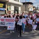 Passeata presta homenagem a monitora morta após atropelamento no Anel Rodoviário de Belo Horizonte