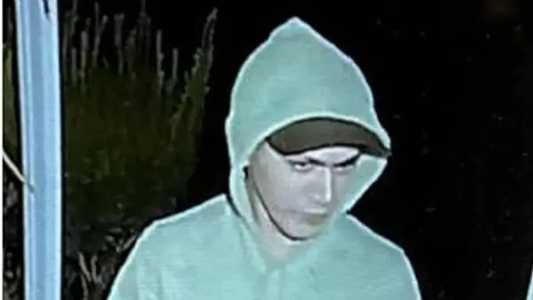 Um moletom verde foi encontrado pelos policiais