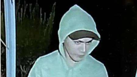 Um moletom verde foi encontrado pelos policiais