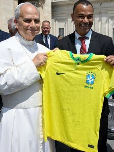 Cafu ao lado do papa Leão XIV