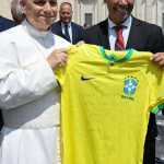 Cafu presenteia papa Leão XIV com camisa da Seleção e faz projeção para Copa