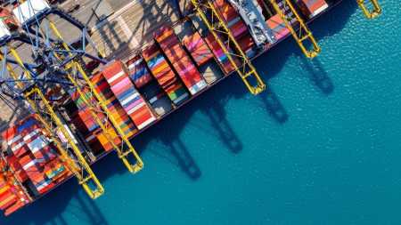 Mercadorias em porto aguardando embarques