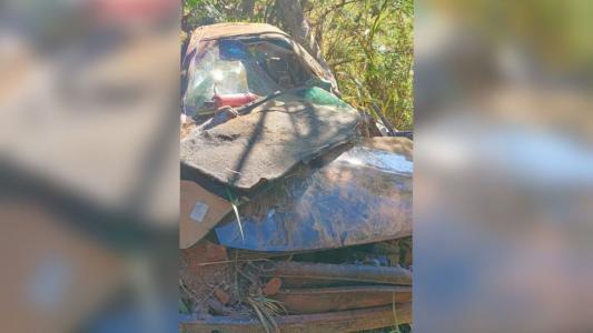 Carro destruído após cair em ribanceira
