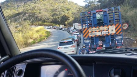 Trânsito congestionado em rodovia
