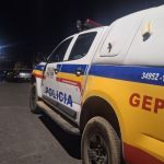 Mulher é atacada com martelo e motosserra em Esmeraldas; suspeito envia áudio e foge