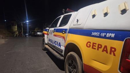 Viatura da Polícia Militar no local do crime neste domingo (22)