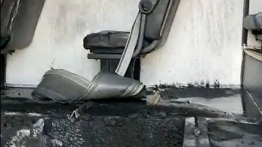 Um ônibus Move pegou fogo no bairro Santa Efigênia neste domingo (16)