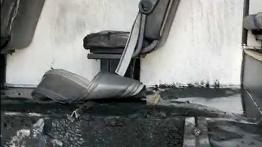 Um ônibus Move pegou fogo no bairro Santa Efigênia neste domingo (16)