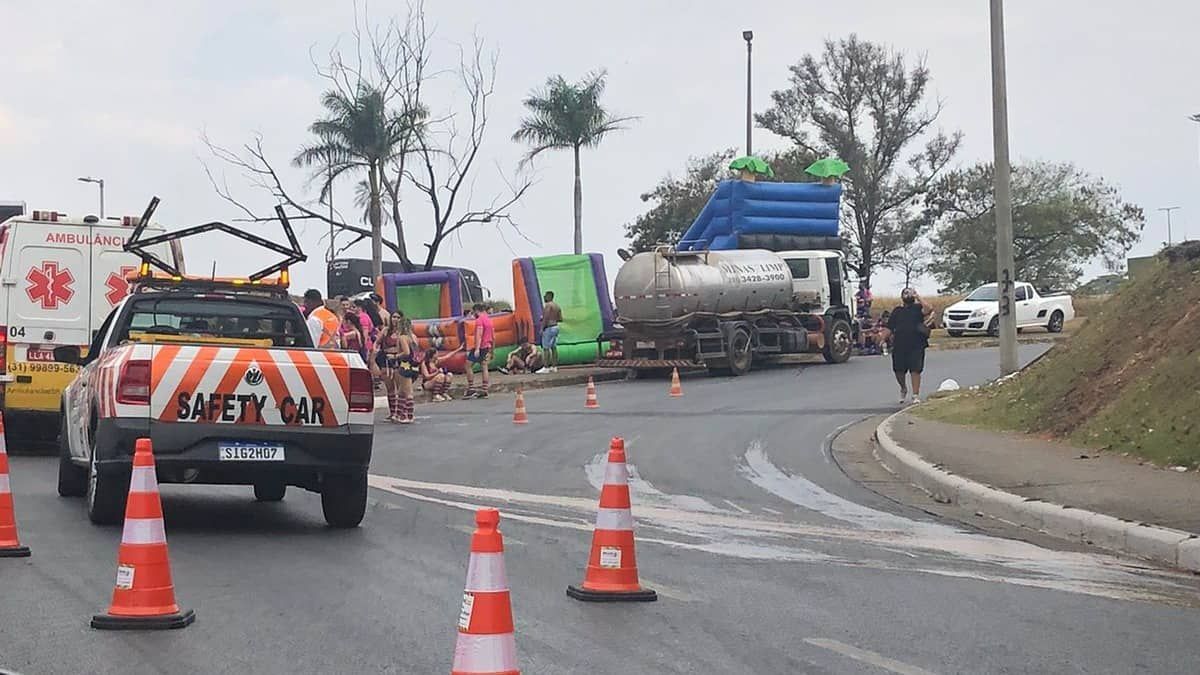 Vídeo: festa da UFMG fecha Antônio Carlos e atrapalha trânsito neste sábado