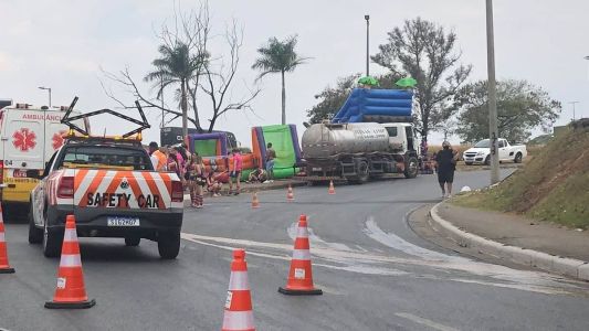 Um pula-pula foi instalado na alça de acesso ao Anel Rodoviário