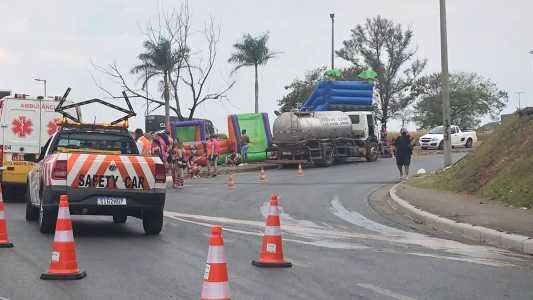 Um pula-pula foi instalado na alça de acesso ao Anel Rodoviário