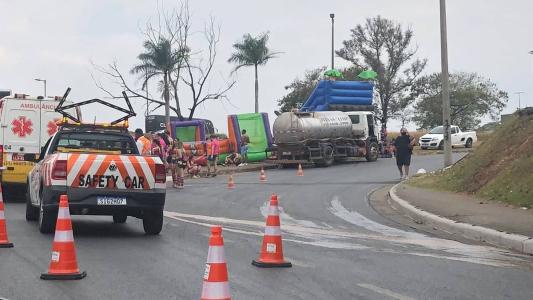 Um pula-pula foi instalado na alça de acesso ao Anel Rodoviário