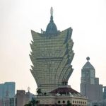 Hóspede sente 'fedor' em quarto de hotel e encontra cadáver embaixo da cama