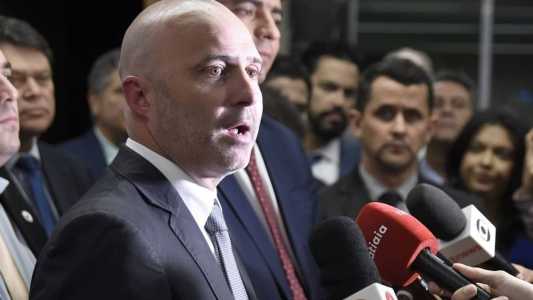 Uma ala do governo defende, por exemplo, que ele "abra espaço" em cargos de indicados por partidos ao ex-secretário Igor Eto e facilite novas articulações promovidas por Valadares